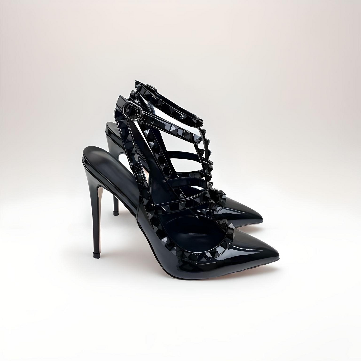 Stiletto-Pumps mit Nieten und Spikes